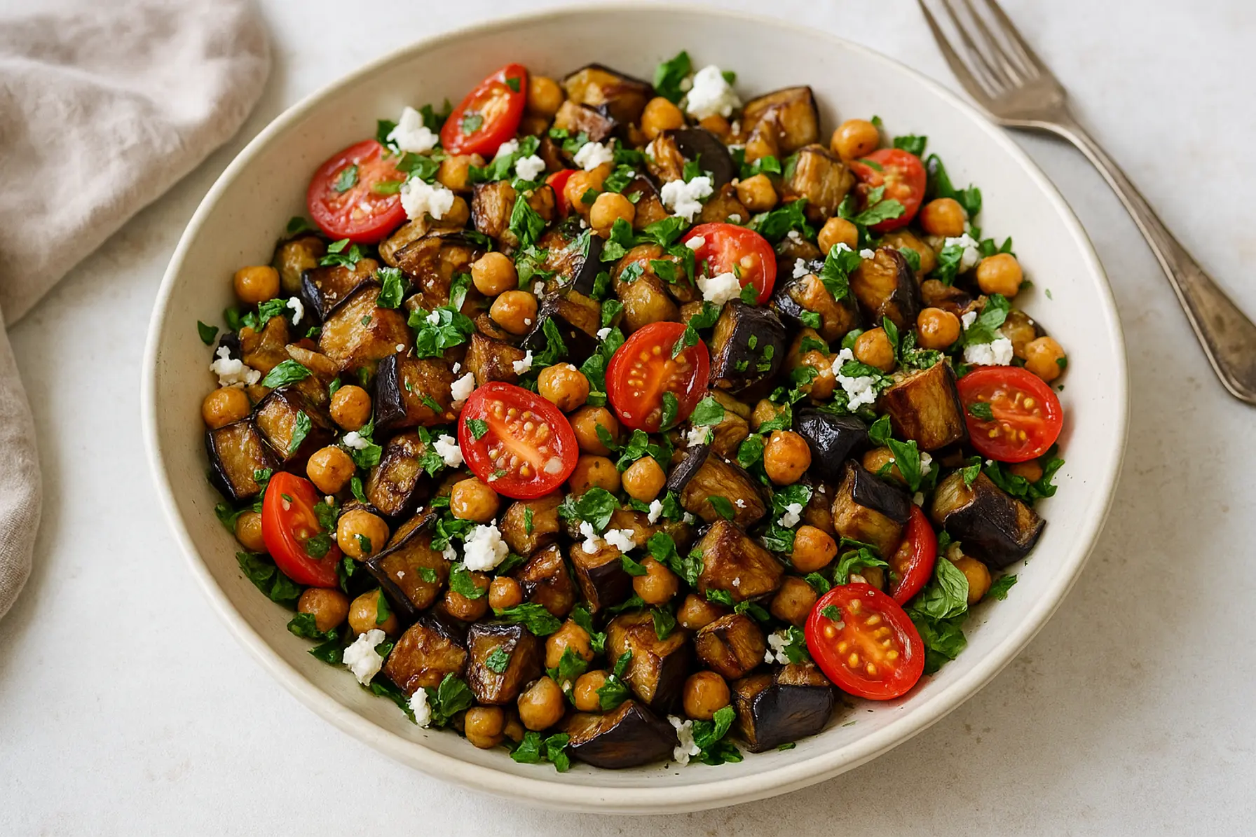 Blodsukkervenlig aubergine- og kikærtesalat med mynte og feta