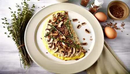 Flødestuvet svampeomelet med fuldkornsristede rugkerner
