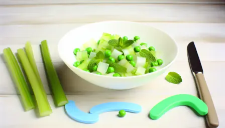Frisk selleri- og ærtesalat med myntevinaigrette