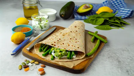 Fuldkornswrap med grønne bønner og cremet avocadodip