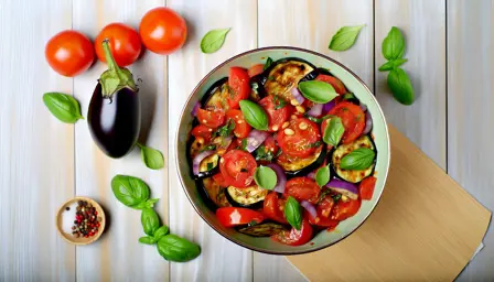 Grillet auberginesalat med tomat og frisk basilikum