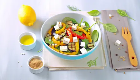Grillet grøntsagssalat med feta og citronvinaigrette