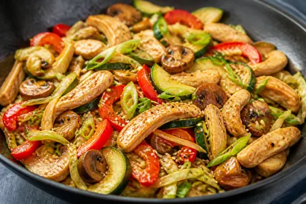 Kalkunwok med squash, svampe og sesam