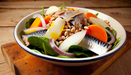 Klar rodfrugtsalat med røget makrel og rugkerner