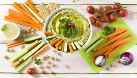Krydderurtehummus med knasende grøntsagsstænger