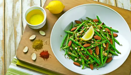 Krydret grøn bønnesalat med ristede mandler og citronvinaigrette