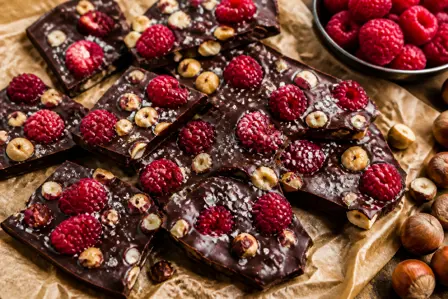 Mørk chokolade med hasselnødder og hindbær