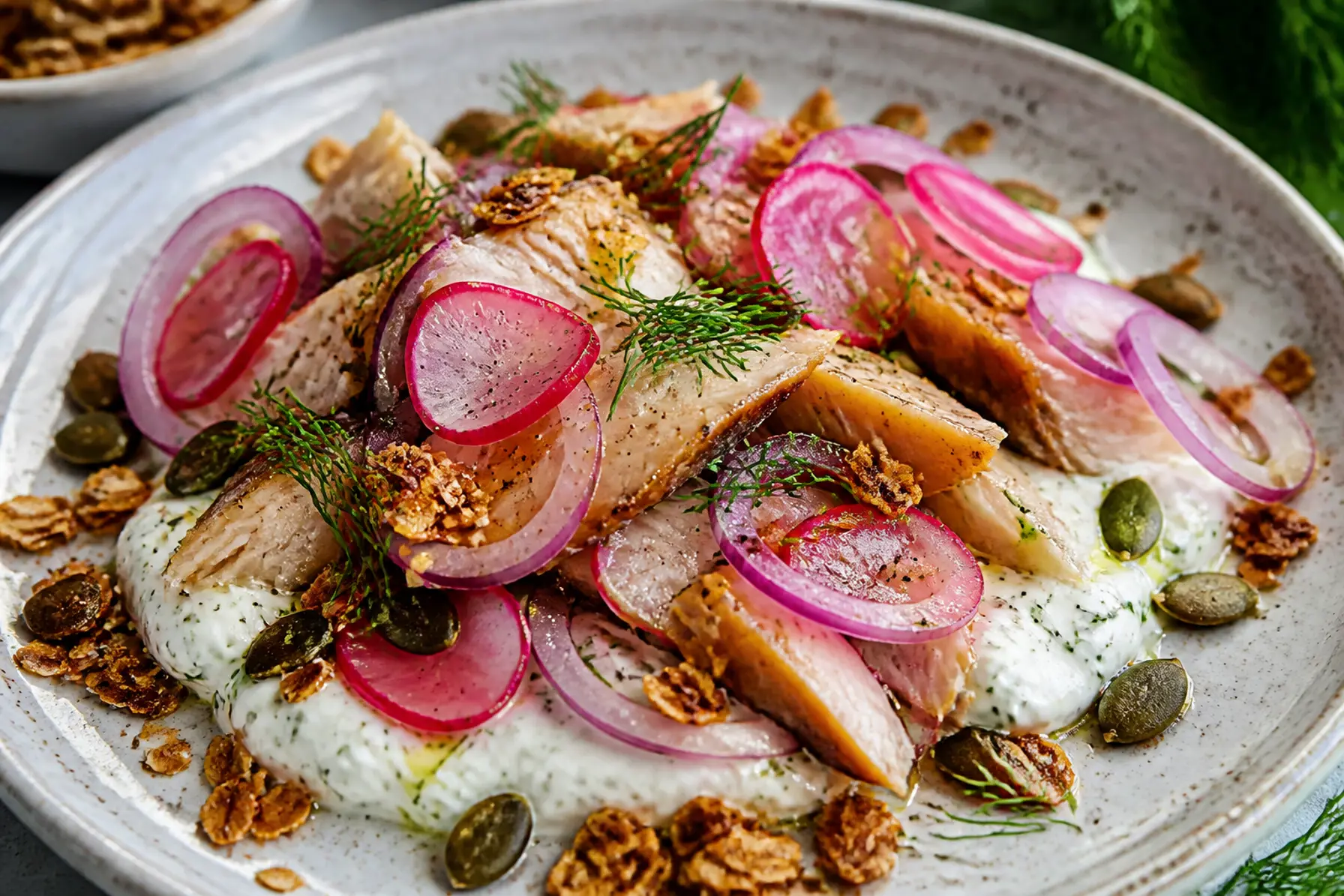 Røget makrel med rugflager og syltede radiser