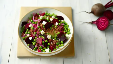 Rugsalat med bagte rødbeder og grønærter