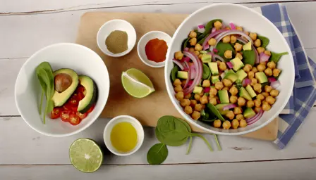 Sprød kikærtesalat med avocado og limevinaigrette
