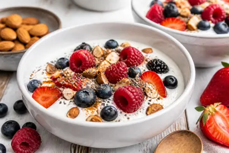 Yoghurt med bær og chiafrø